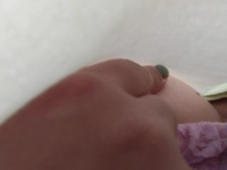 野外で、服の下から大きいおっぱいを覗き見♥️