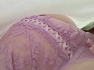 野外で、服の下から大きいおっぱいを覗き見♥️