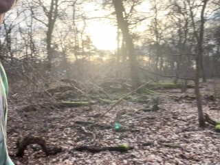 Riskantes Wichsen und Großen Schwanz Flashen im Öffentlichen Park (fast Erwischt)