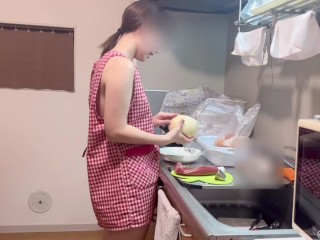 【人妻個人撮影】料理中に新妻にちょっかいかける(裸エプロン/フェラ/立ちバック/クンニ/手マン/主観/新婚夫婦/いちゃいちゃ/Japanese/asian/amateur/newlyweds/sex