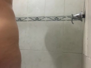 Sexi chica ducha sola limpia su coño y culo se masturba baño