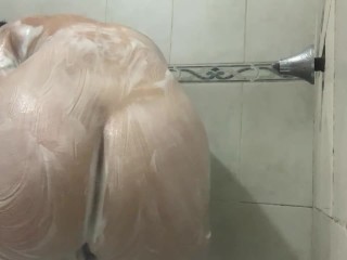 Sexi chica ducha sola limpia su coño y culo se masturba baño