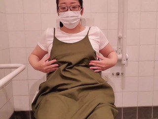 【オナニー・自撮り】持参した玩具を使ってお店のトイレおまんこ濡らす人妻（本編は公式サイトにて公開中）