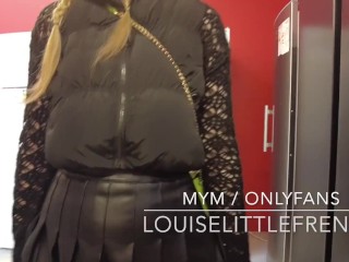 Petite étudiante s'exhibe et montre sa chatte en public