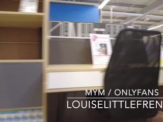 Petite étudiante s'exhibe et montre sa chatte en public