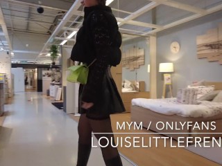 Petite étudiante s'exhibe et montre sa chatte en public