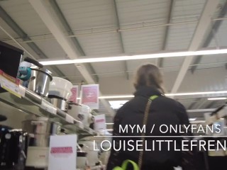 Petite étudiante s'exhibe et montre sa chatte en public