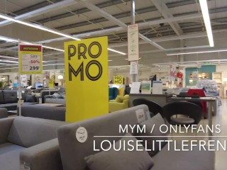 Petite étudiante s'exhibe et montre sa chatte en public