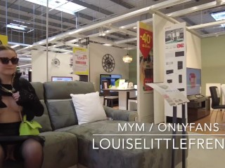 Petite étudiante s'exhibe et montre sa chatte en public