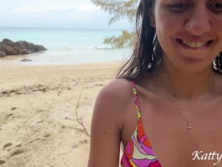 Быстрый секс в кустах на публичном пляже на острове