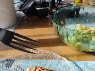 Mientras almuerzo me chupa la pija y me la cojo fuerte