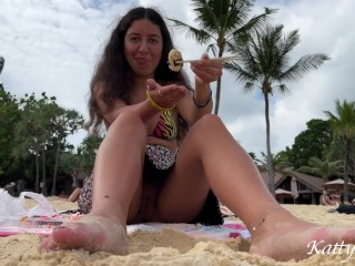 Девушка ест суши без трусиков среди людей на публичном пляже