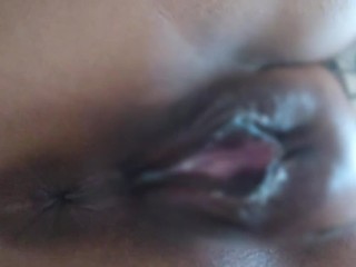 おりものべっちょりの汚マンコから放尿する日本人女性♥️