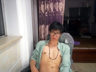 不论怎么样，人生的确是无聊与痛苦的