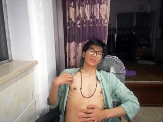 不论怎么样，人生的确是无聊与痛苦的