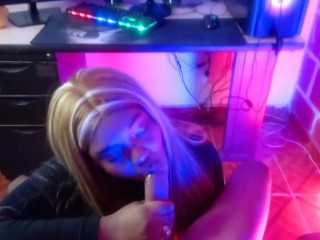 Mi hermanastra es muy cachonda, y le gusta chuparme la polla