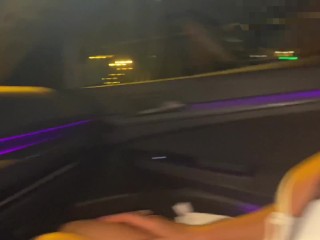 Sexo en el coche pareja amateur real. Paja mientras conduce y follada en el parking