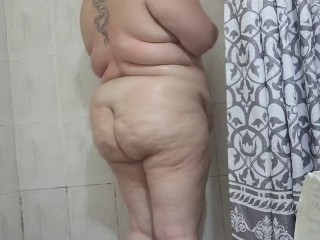 Fatty inflates herself in the shower like a waterballoon and plays with herself
