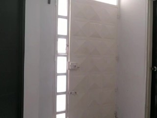 la patrona esta muy rica y cada que pasa cuando estoy haciendo arreglos me muestra su culo