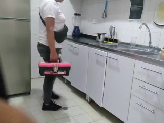 la patrona esta muy rica y cada que pasa cuando estoy haciendo arreglos me muestra su culo