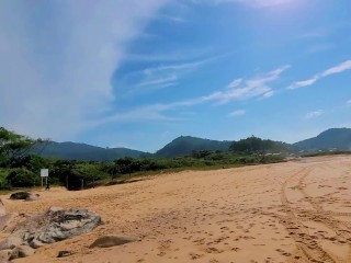 Pedi para um desconhecido me filmar na praia, Paguei ele com um boquete bem molhado!