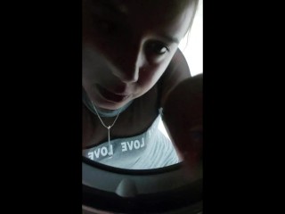 Me quedo atrapada en el lavarropas y el plomero me hace suya