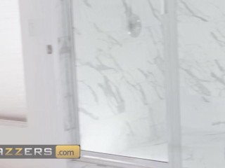BRAZZERS- Juan Sneaks Into The Bathroom And Gives Curvy Leila Lewis The Cock She's Craving For