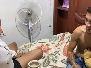 ME LE TRAGO LA LECHE A MI HERMANASTRO ANTES DE DESCANSAR