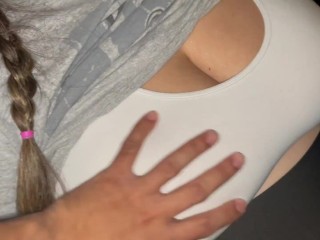 Latina tiene sus tetas tan enormes que mi polla se pierde en ellas cuando las follo