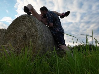 Daddy et Réa baisent sur une botte de foin au coucher de soleil