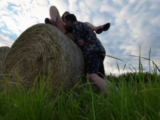 Daddy et Réa baisent sur une botte de foin au coucher de soleil