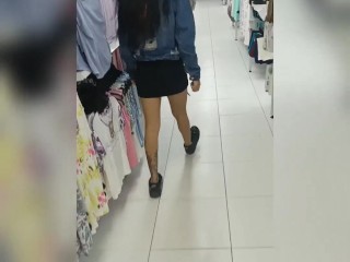 MI SE DEJA TOCAR BAJO EL VESTIDO EN UNA TIENDA DE ROPA😈(NOS PILLARON)PUBLICO