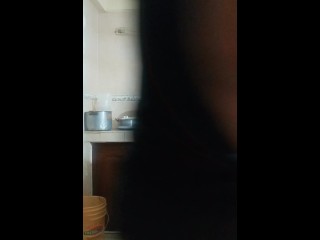 Sirvienta follada cuando lava los platos