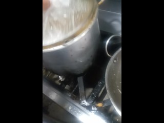 Lava platos mamando la verga del chef