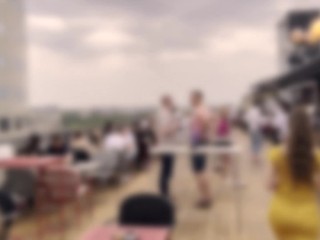 In giro per Bucarest, ragazza rimorchiata sul TAXI e portata a CENA. Dialoghi in ita. Outdoor.