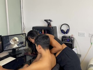 el adicto a los videojuegos y yo adicta a su verga