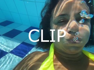 CLIP MY HAIR IN THE WATER