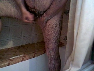 Me pajeo, enseño el culo y me corro mientras me ducho - I jerk off, show my hairy ass and cum.