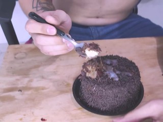 CUM CAKE: Me como pastel repleto de mi propio semen