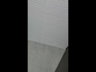 SEXY ENFERMERA COLOMBIANA ALIVIA EL DOLOR DE LA VERGA DE SU AMIGO SACANDOLE TOSA SU LECHE