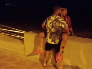 Sesso in spiaggia pubblica (con guardone)