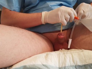 Filling the bladder with one's own urine through a catheter