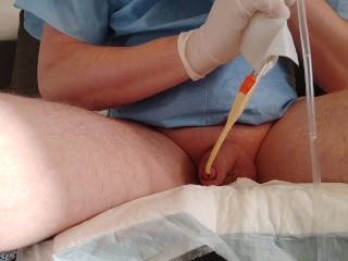 Filling the bladder with one's own urine through a catheter