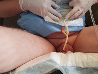 Filling the bladder with one's own urine through a catheter