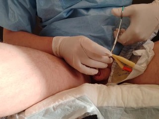 Filling the bladder with one's own urine through a catheter