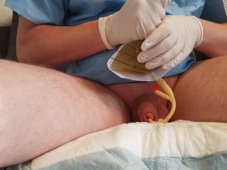 Filling the bladder with one's own urine through a catheter