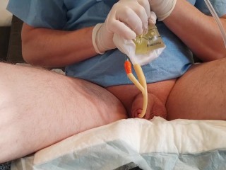 Filling the bladder with one's own urine through a catheter