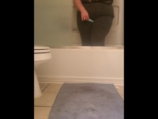 Vibrating my clit while i have to pee ( super wet!!!) pissing and cumming all over my gray leggings