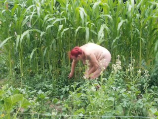 GILFJai gardening naked
