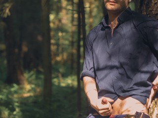 Handsome man Noel Dero decided to masturbate in the woods because he really wanted to fuck